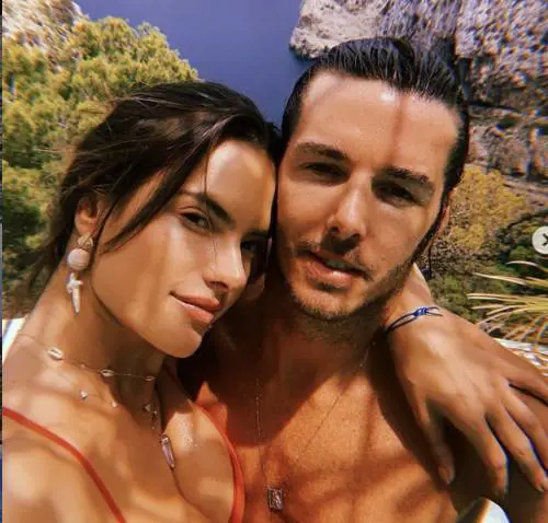 Alessandra Ambrosio, un massaggio sulla spiaggia per far impazzire Nicolò