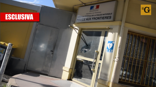 Ecco l'accoglienza di Macron: "Migranti chiusi nei container"