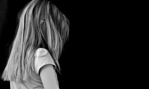 Bimba tolta alla mamma: "La fai prostituire". Ma il fatto non sussiste