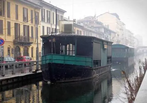 Gli ex barconi bar dei Navigli vanno all'asta per cinquemila euro