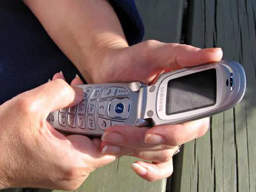 L'anziana muore, la badante viene indagata: tradita da un sms