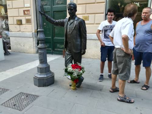Il mazzo di fiore posizionato questa mattina dal sindaco di Porto Empedocle presso la statua del commissario Montalbano 