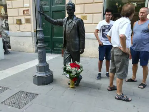 Il mazzo di fiore posizionato questa mattina dal sindaco di Porto Empedocle presso la statua del commissario Montalbano