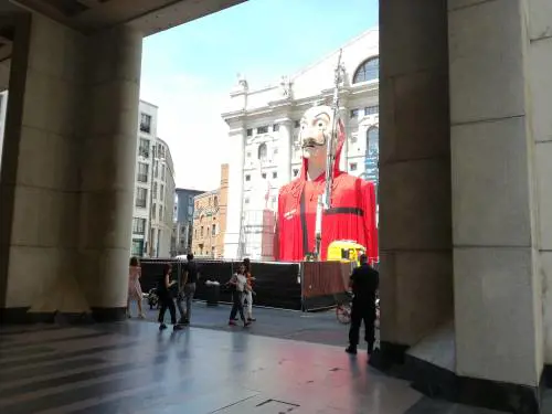 L'enorme maschera de La Casa di Carta in Piazza Affari a Milano