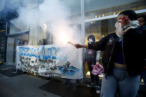 Cena abusiva dei centri sociali per dare soldi a Mediterranea