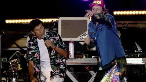 Gianni Morandi irrompe al Jova Beach Party: il video diventa virale