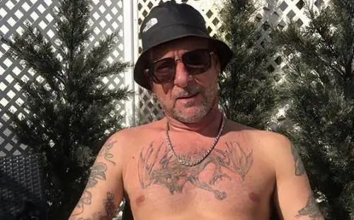 Clementino “invecchia” su Instagram. Ma la foto è a rischio censura