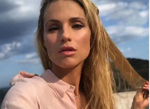 Michelle Hunziker: "Donne, non diventiamo ometti. Non è reato un decolletè"