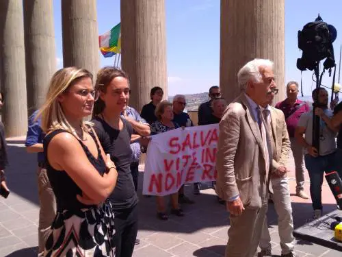 "In ufficio senza reggiseno per solidarietà a Carola"