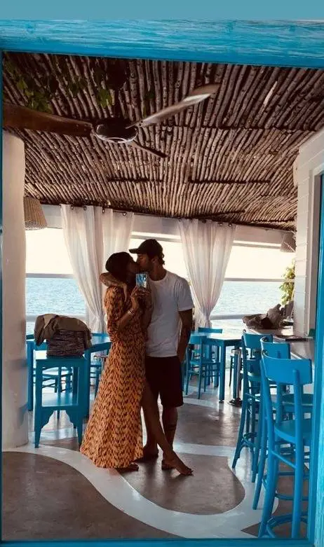 Belen Rodriguez riunisce la famiglia ma il padre fa un gestaccio
