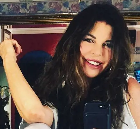 Alba Parietti scatenata con il figlio della vicina: "È illegale ma mi sono rifatta gli occhi"