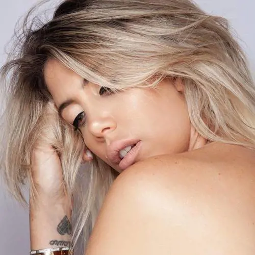 Wanda Nara topless bollente a Ibiza