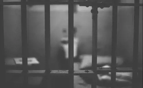 Firenze, detenuto straniero ferisce nove agenti: allarme del Sappe