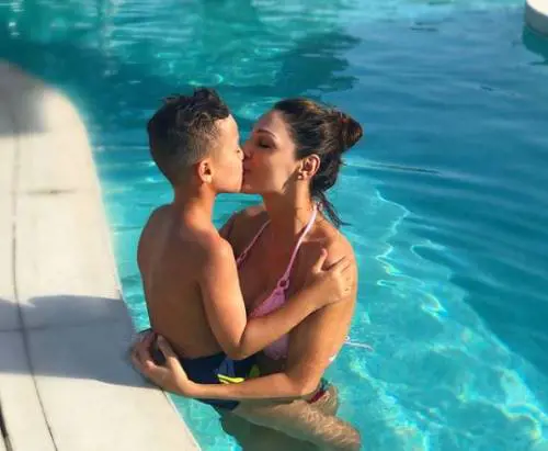 Anna Tatangelo con il figlio fa discutere
