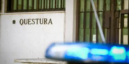 Urina su muro e insulta agenti: ​solo denunce per magrebino