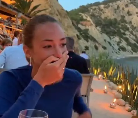 Alvaro Morata anniversario con sorpresa: il regalo per Alice è nascosto tra i fiori