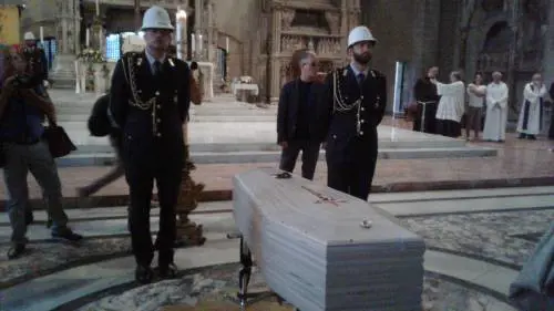 Napoli, in migliaia per l’ultimo saluto a Luciano De Crescenzo