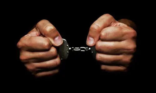Sondrio, arrestato gambiano: distrugge un'auto e aggredisce agente