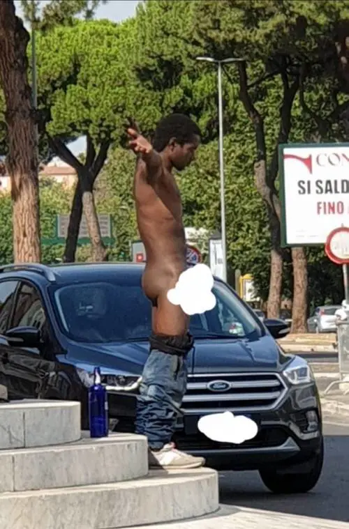 Immigrato nudo al Foro Italico Salvini: "Che bella integrazione"