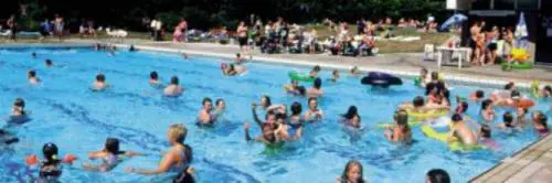 Nardò, bimba rischia di annegare in piscina: salvata dal bagnino
