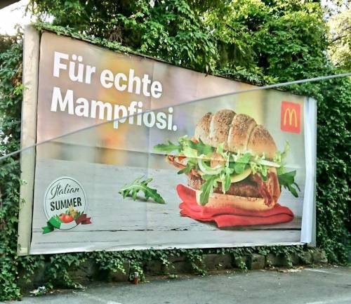 "Per veri mafiosi", il panino del McDonald's scatena la polemica