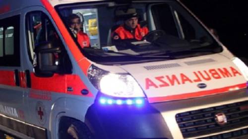 Infermiera aggredita fuori una discoteca dopo aver soccorso una donna