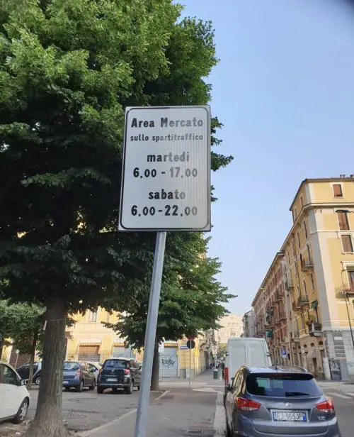 Lo strano cartello nell'area mercato che non c'è