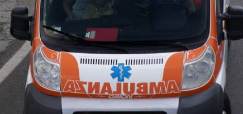 Bloccata dalle auto in sosta, ambulanza non riesce a soccorrere un bambino