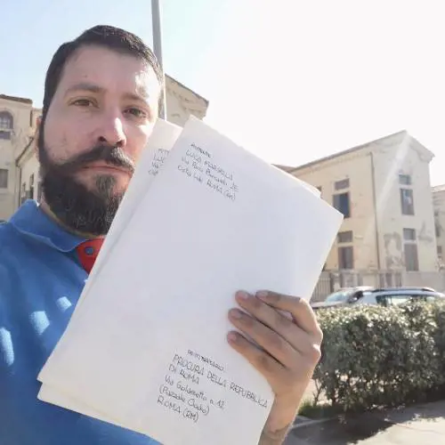 CasaPound denuncia la Raggi: "Utenze pagate ad abusivi"