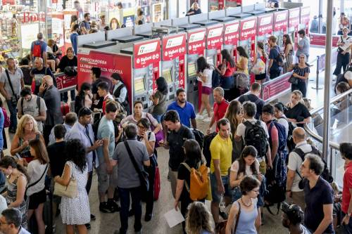 Sciopero dei treni: cancellate diverse Frecce, regionali quasi azzerati. Caos a Termini