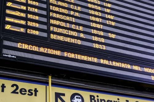 Attese e disagi alla stazione di Roma Termini a causa dell'incendio di Firenze