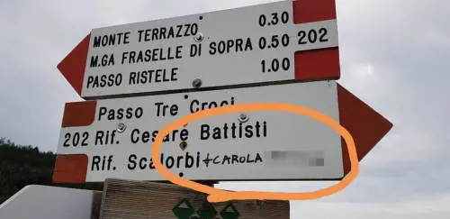 "Carola Rackete tr...". Gli insulti choc sui cartelli dei sentieri