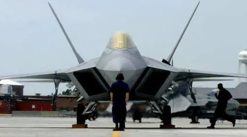 Il drone ipersonico cinese "contro" l'F-22 Usa: la sfida di velocità ad alta quota