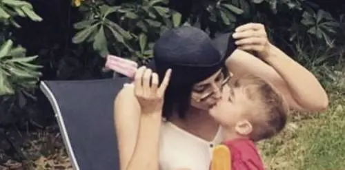 "I bimbi non si baciano in bocca". Bufera per la foto della Isoardi