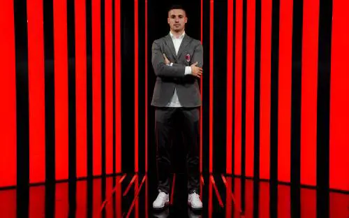 Milan, Krunic e il rito di iniziazione. Il bosniaco canta "Sarà perché ti amo"