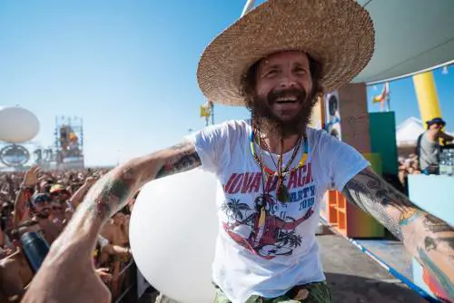 Jovanotti scatenato al Jova Beach Party