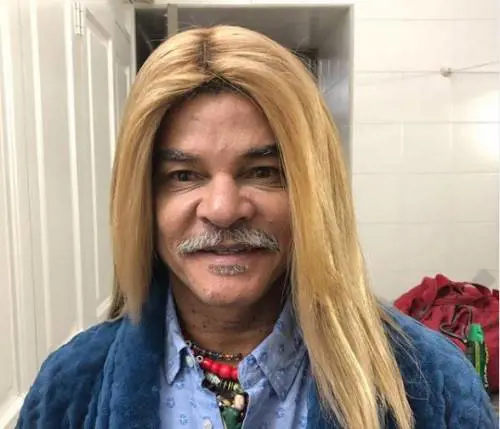 Valderrama si liscia i capelli: lo scatto fa impazzire il web