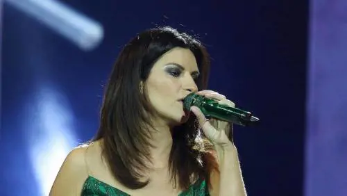 Bibbiano, rabbia della Pausini: "Mi insultano? Scrivete cazz..."