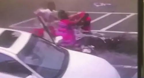 Usa, madre litiga con una donna e fa cadere il figlio neonato sull'asfalto