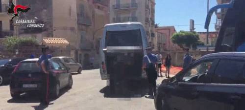 I controlli dei Carabinieri nel capolinea dei bus di Licata
