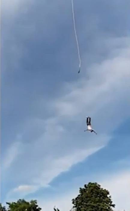 Fa il bungee jumping ma la corda si spezza: il video choc dell'incidente