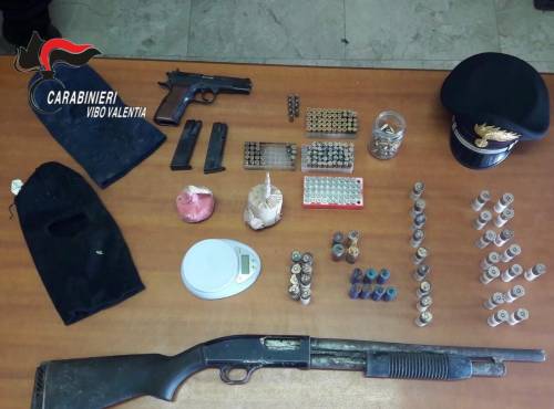 Vibo Valentia, blitz dei carabinieri: fucili a pompa e bombe nascosti in un casolare