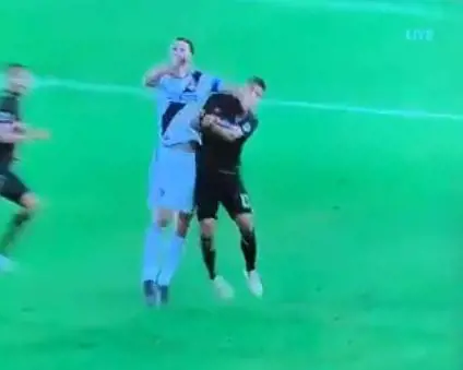 Bufera su Ibrahimovic: tira una gomitata all'avversario e gli frattura la tempia