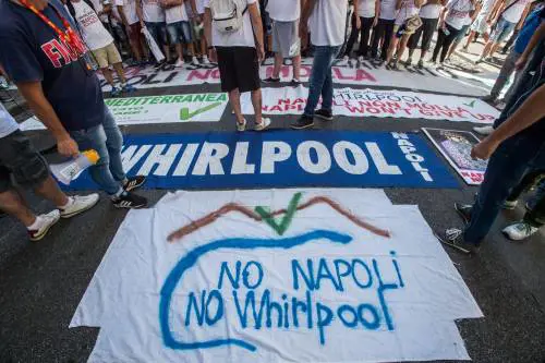 Whirlpool, la gaffe del sottosegretario 5S: sul foglio scrive la pronuncia in inglese delle parole straniere