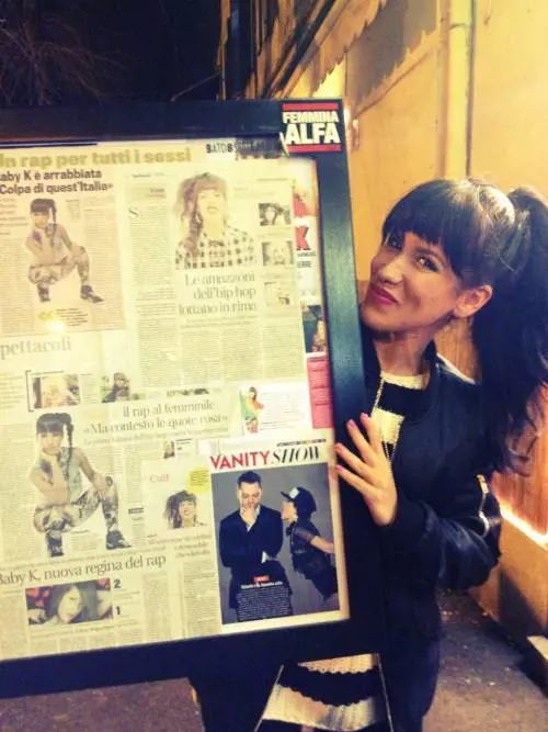 Baby K rifiuta la foto a una bimba malata. Il web insorge