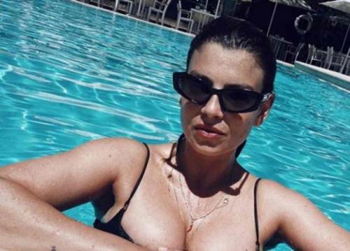 Emma Marrone, "bomba sexy" in piscina manda in visibilio i fan   