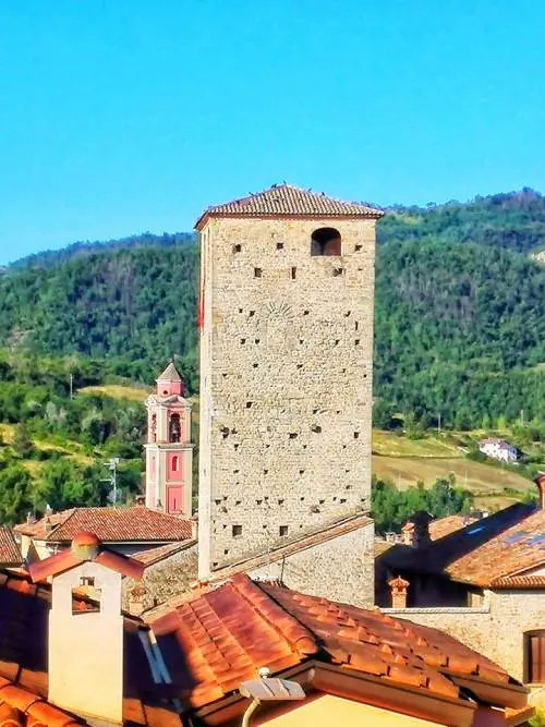 Varzi, la torre delle streghe e i segreti di un crocevia