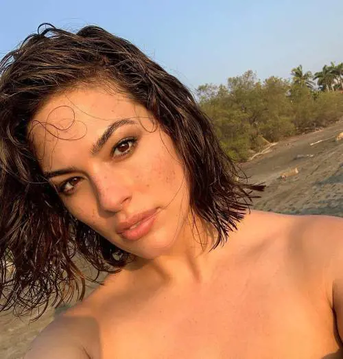 La super modella “curvy” Ashley Graham in vacanza nella splendida Costiera Amalfitana