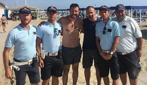 Il fake "balneare" su Salvini che spopola sul web