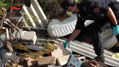 Vibo Valentia, trovata discarica abusiva piena di amianto